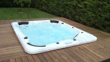 Minipiscina incassata piattaforma solarium