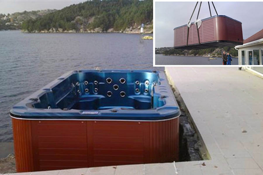 In alto, a destra, il momento dell’installazione della mini piscina mediante braccio meccanico