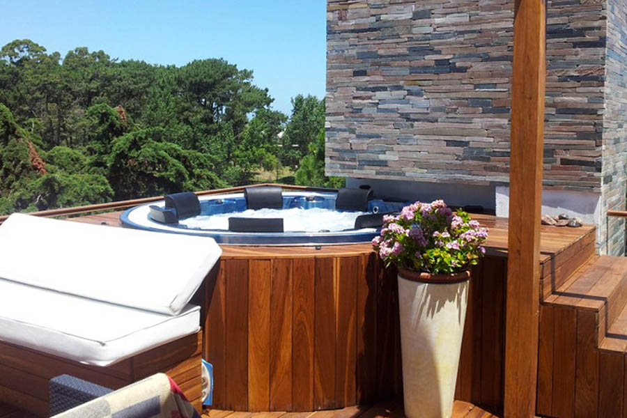 Il deck: una struttura di legno che ben si sposa con le minipiscine