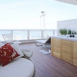 Minipiscina in terazzino con pavimento di parquet