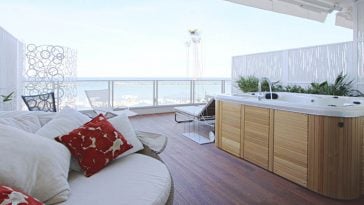 Minipiscina in terazzino con pavimento di parquet