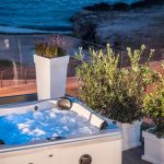 Minipiscina in romantica terrazza sugli scogli di Monopoli