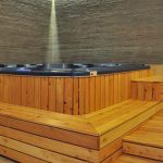 Minipiscina in pedana a gradoni di legno teak