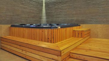Minipiscina in pedana a gradoni di legno teak