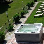 Minipiscina in terrazzamento con lettini sdraio abbronzanti