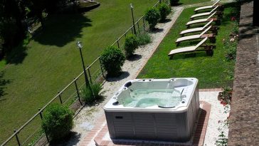 Minipiscina in terrazzamento con lettini sdraio abbronzanti