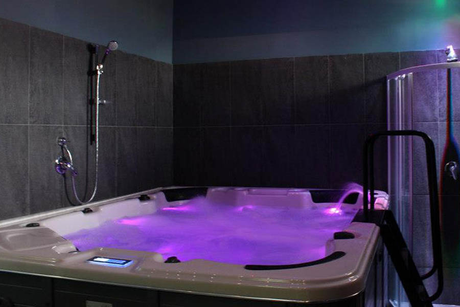 Minipiscina idromassaggio in bagno nero