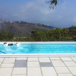 Piscina a sfioro senza vasca di compenso