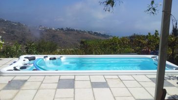 Piscina a sfioro senza vasca di compenso
