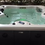 piscina su terrrazzo con luci cambia colore