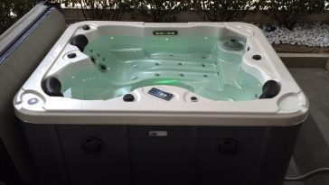 piscina su terrrazzo con luci cambia colore