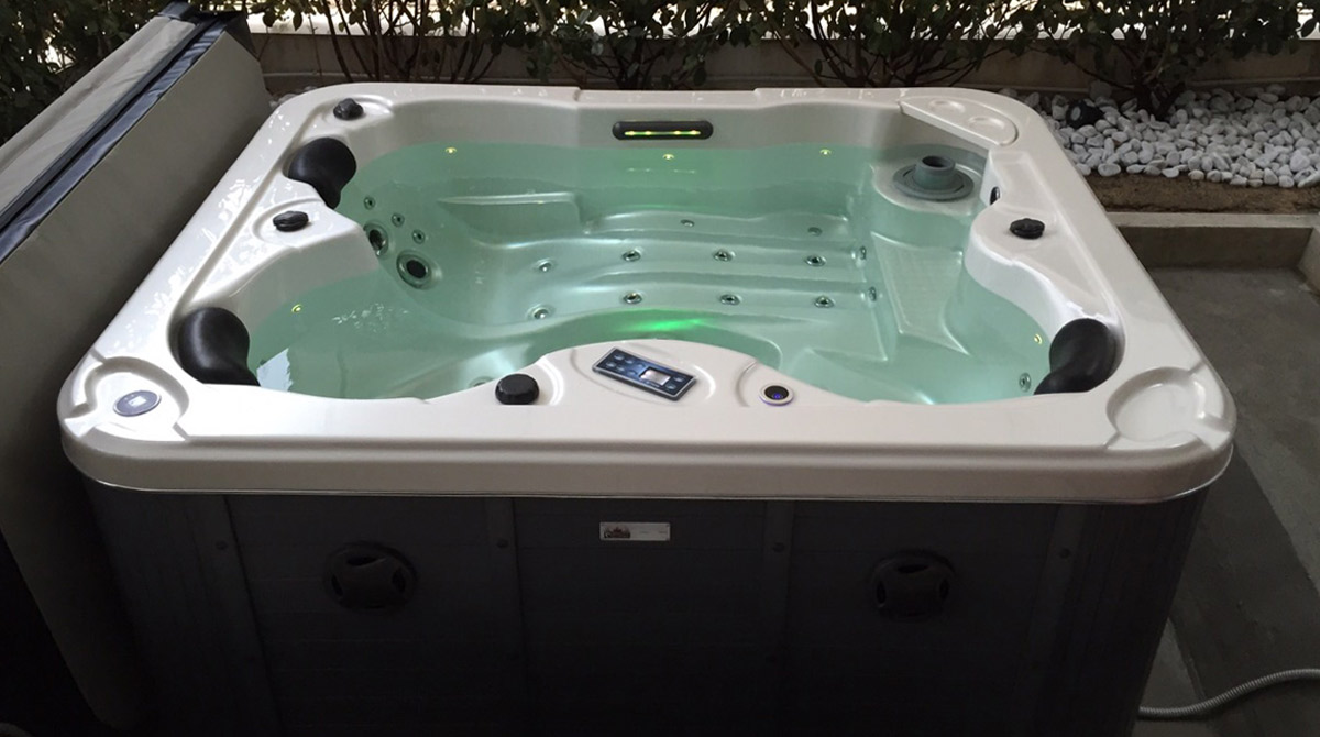 piscina su terrrazzo con luci cambia colore