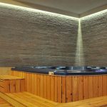Minipiscina ad angolo in bagno rustico