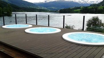 Minipiscine esterno passerella legno lago