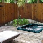 Minipiscina a incasso in giardino sul retro