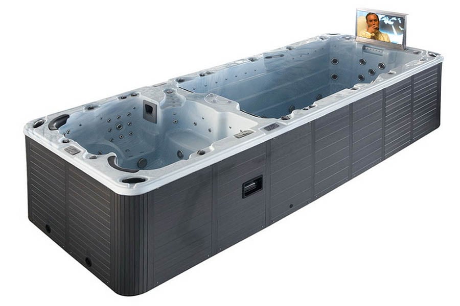 Piscina con nuoto controcorrente e schermo tv