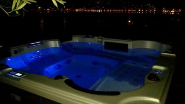 Minipiscina con luci subaquee notturne