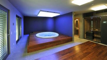 Minipiscina da interno incassata in piattaforma di legno