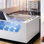 Vasca idromassaggio in bagno stile boiserie