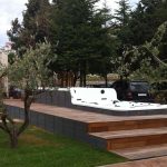 Minipiscina doubledecker in giardino di ulivi