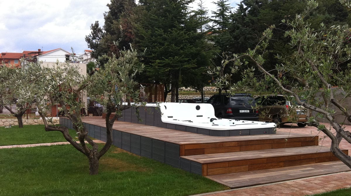 Minipiscina doubledecker in giardino di ulivi
