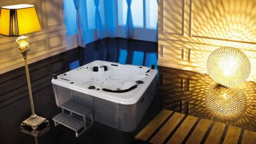 Minipiscina in salone neo classico