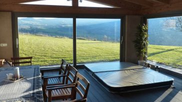 Mini piscina idromassaggio nascosta per soggiorno