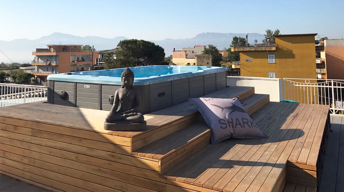 Minipiscina idromassaggio sopraelevata nella tua terrazza attico
