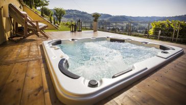 Minipiscina in piattaforma di legno nella tua casa in collina