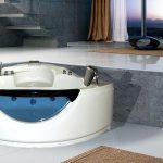 Vasca idromassaggio triangolare in moderno living attico