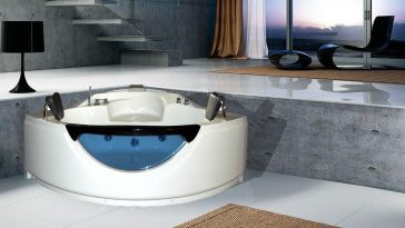 Vasca idromassaggio triangolare in moderno living attico