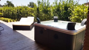 Minipiscina idromassaggio cortile prendisole