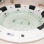 Minipiscina idromassaggio nel tuo pavimento di marmo
