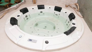 Minipiscina idromassaggio nel tuo pavimento di marmo