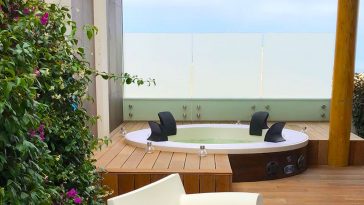 Idromassaggio estivo in giardino pensile