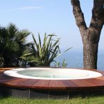Minipiscina idromassaggio da esterno seminterrata in giardino