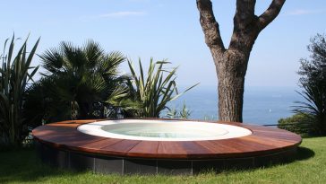 Minipiscina idromassaggio da esterno seminterrata in giardino