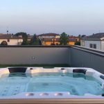 Il tuo quartiere dalla tua minipiscina sul terrazzo
