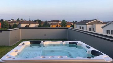 Il tuo quartiere dalla tua minipiscina sul terrazzo