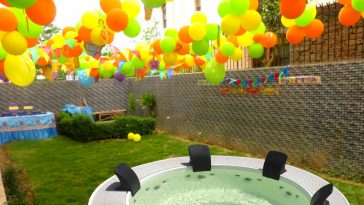 Festa di fine estate in minipiscina idromassaggio