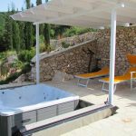 Minipiscina idromassaggio in pergola addossata