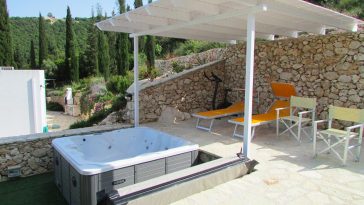 Minipiscina idromassaggio in pergola addossata
