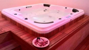 Caldo Sahara con una minipiscina idromassaggio