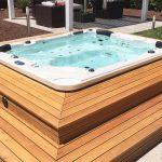Minipiscina da esterno in piattaforma di legno compensato