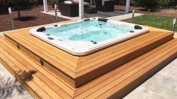 Minipiscina da esterno in piattaforma di legno compensato