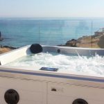 Mise en place minipiscina idromassaggio terrazzo sul mare