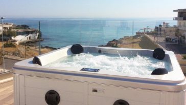 Mise en place minipiscina idromassaggio terrazzo sul mare