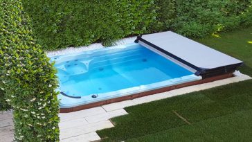 Minipiscina da esterno nascosta in siepe photinia