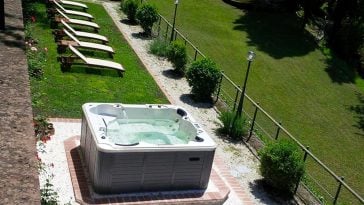 Giardino small con minipiscina solarium