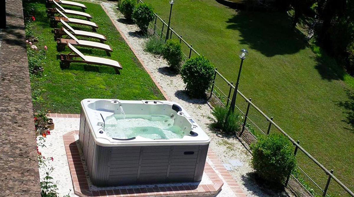 Giardino small con minipiscina solarium